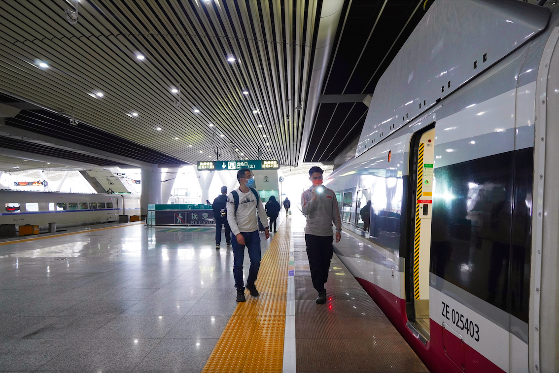 1月15日，港鐵動感號隨車機械師正在檢查高鐵情況，保障旅客安全出行。王雅蝶 攝