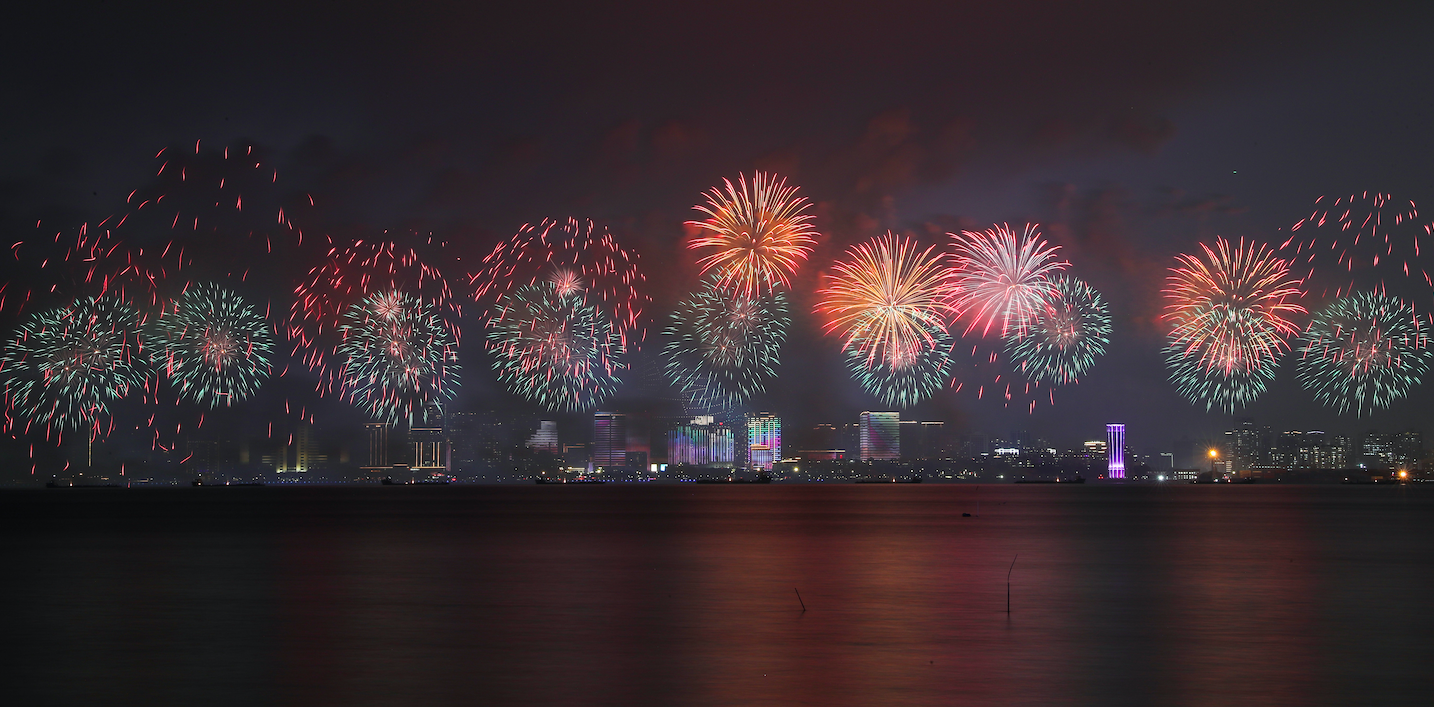 精彩紛呈的焰火秀，寄托人們對(duì)新年的祝福。汕頭市委宣傳部供圖