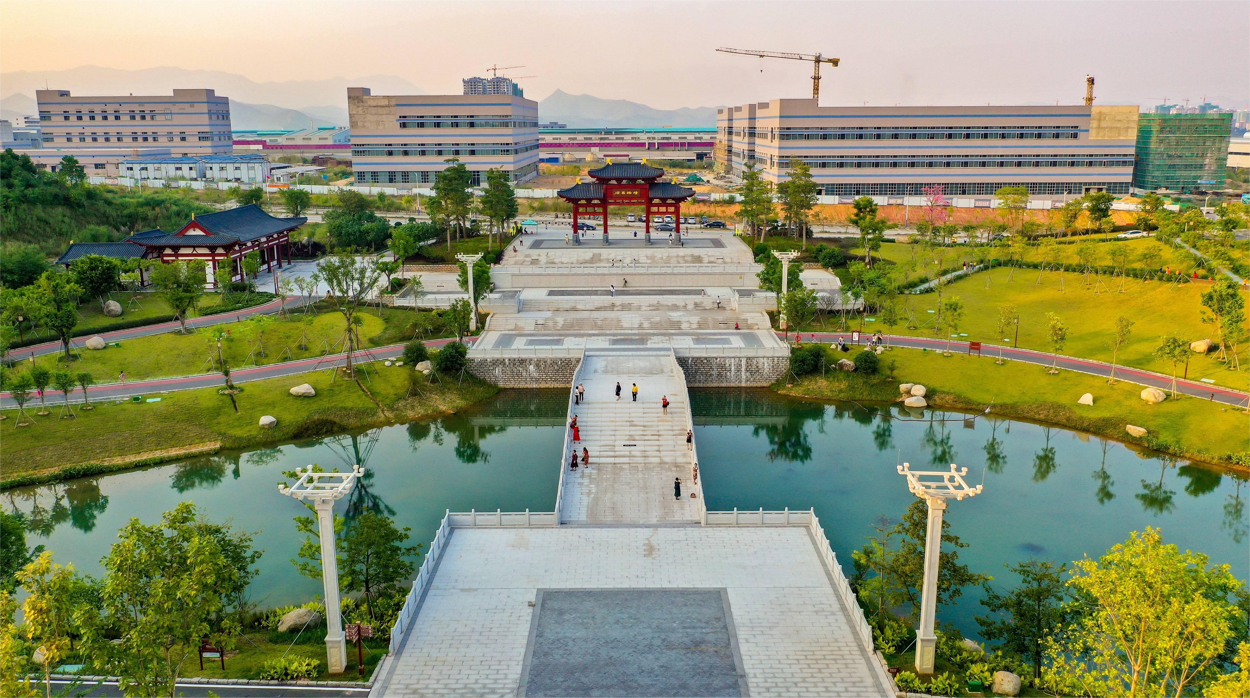 新城鎮(zhèn)金臺山智慧公園一角