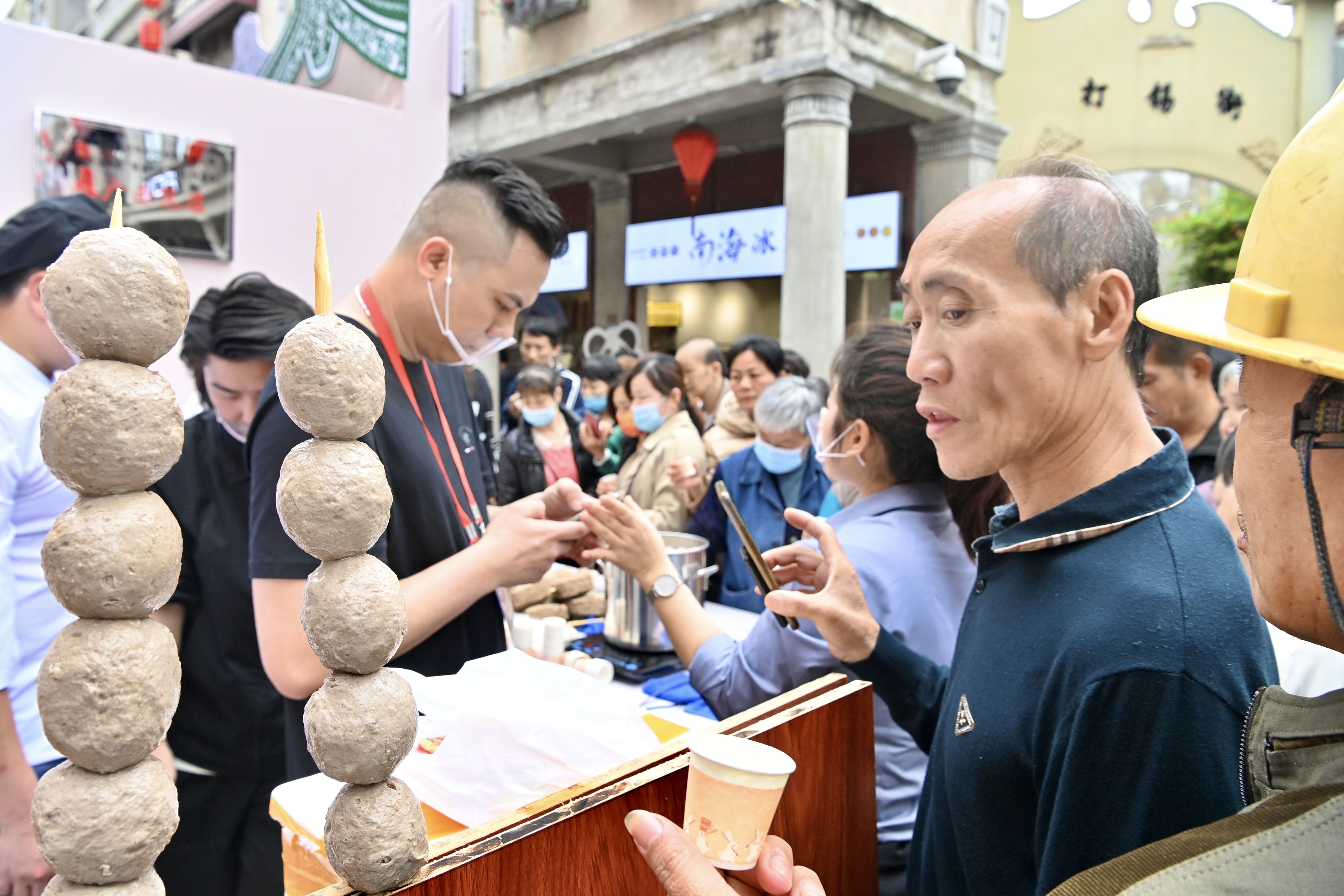 4月26日，在廣東省汕頭市，首屆“潮汕牛肉”節(jié)吸引眾多市民游客前來，品味美食?？聲?攝