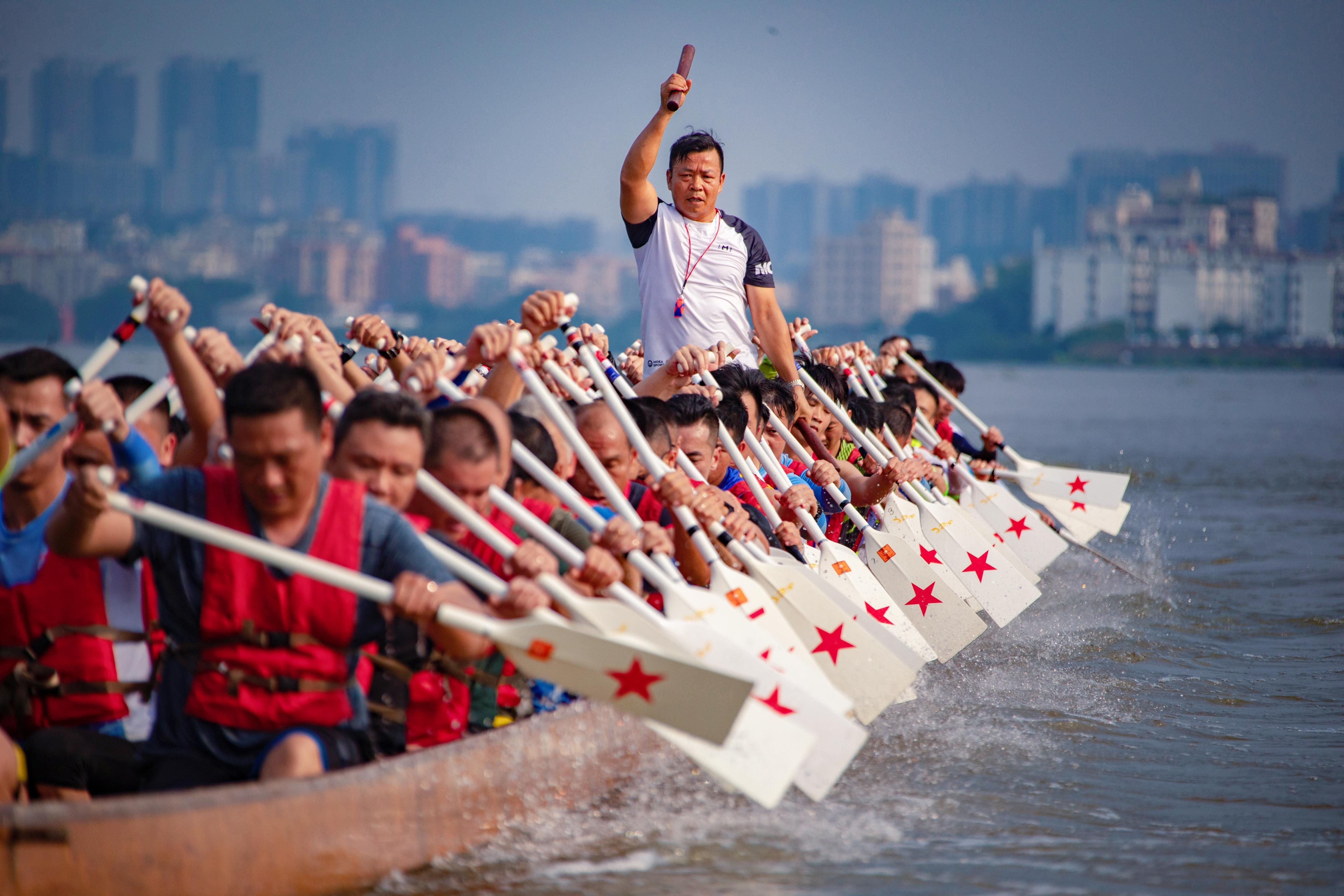 廣州白云區(qū)鴉崗村三條傳統(tǒng)龍實(shí)現(xiàn)全員集合，開始“出海”演練。石建華 攝