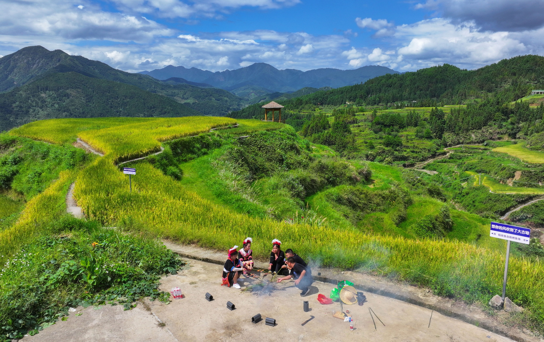 廣東省清遠市連南大坪鎮(zhèn)大古坳村，村民們隆起篝火烤稻田魚吃。 陳平生攝