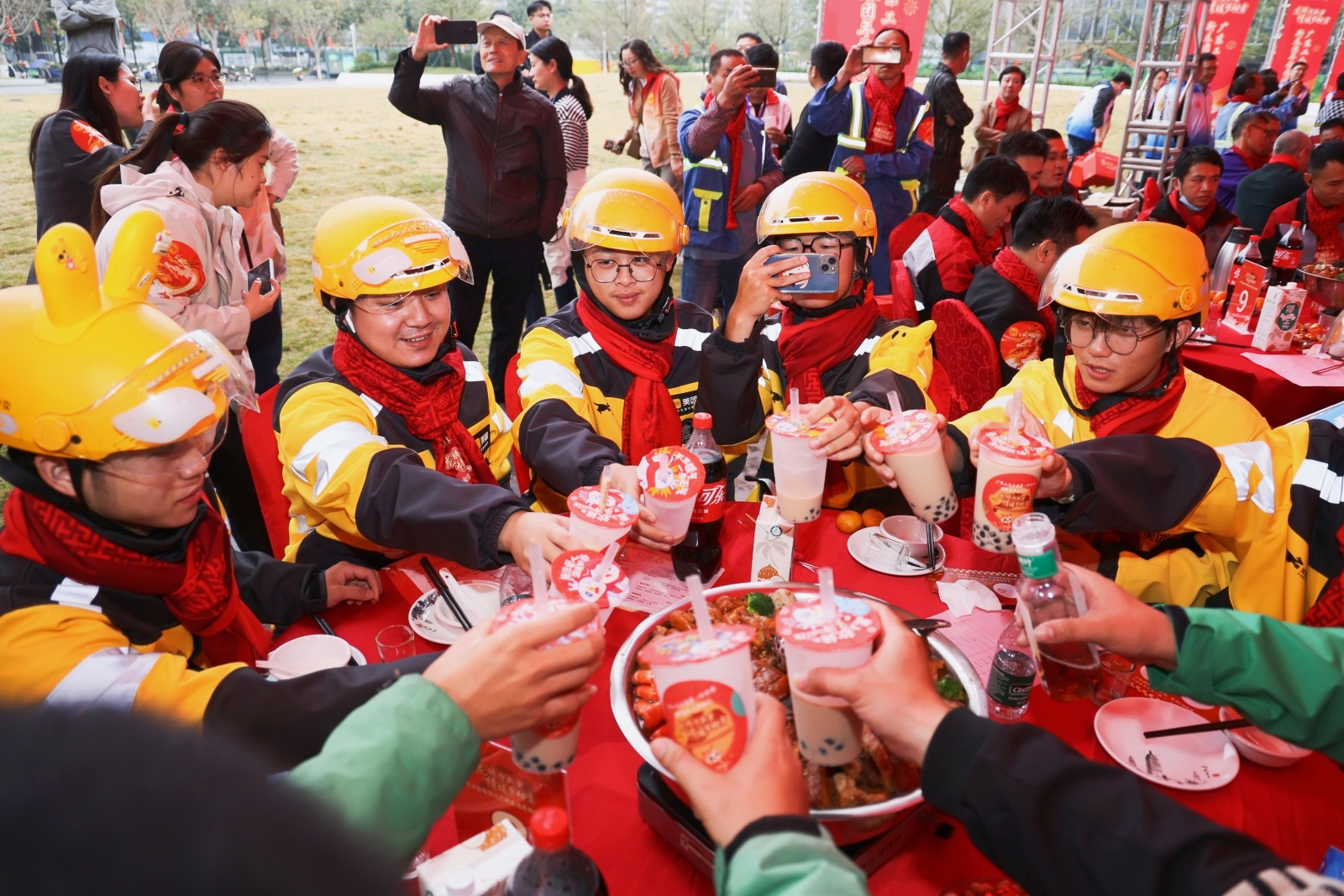 新春期間給顧客送去熱飯的外賣(mài)小哥，自己也吃上了團(tuán)年飯。廣州市總工會(huì)供圖