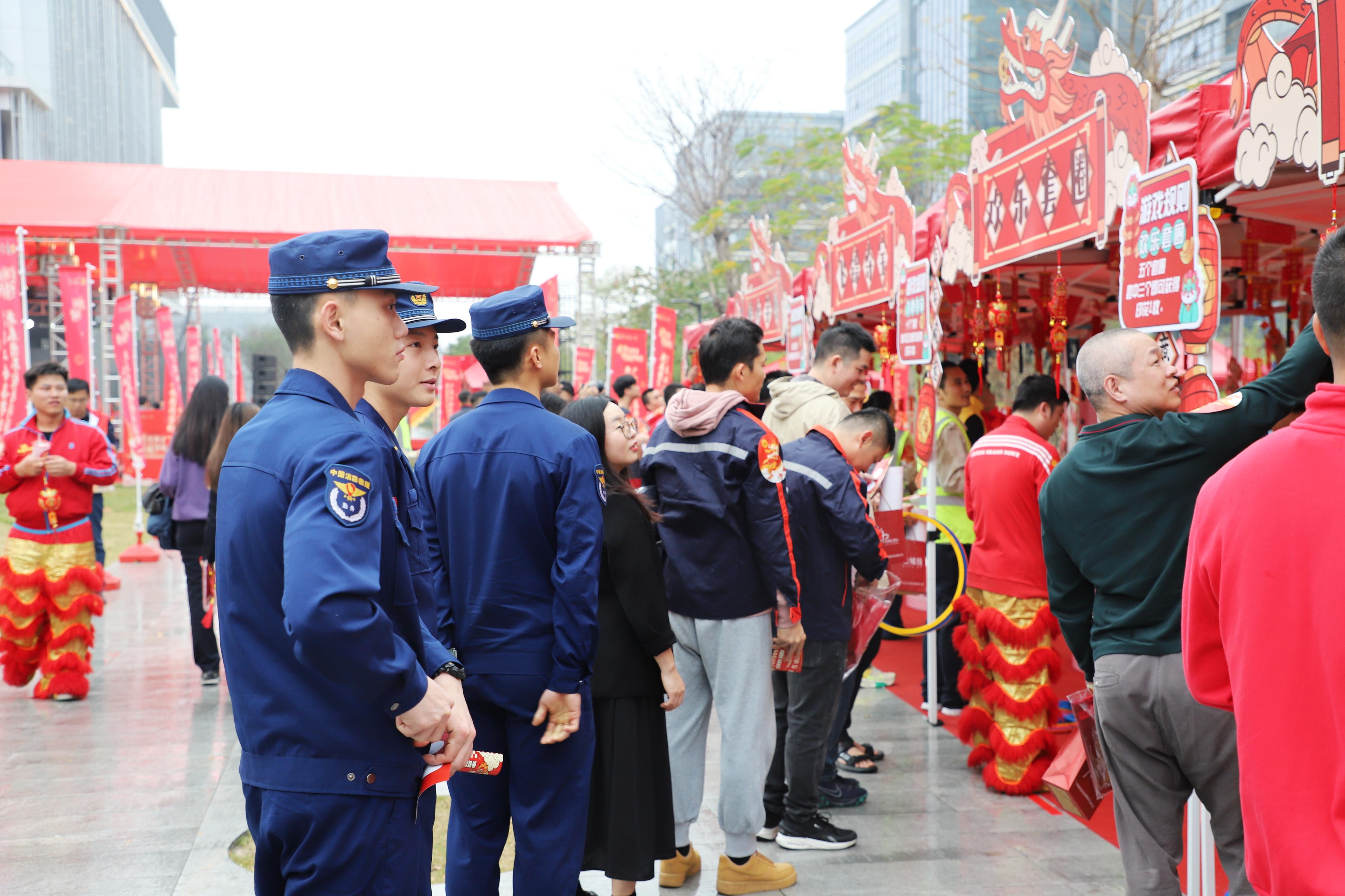 新春特色攤位前，職工代表們排起了隊。人民網(wǎng) 樸馨語攝