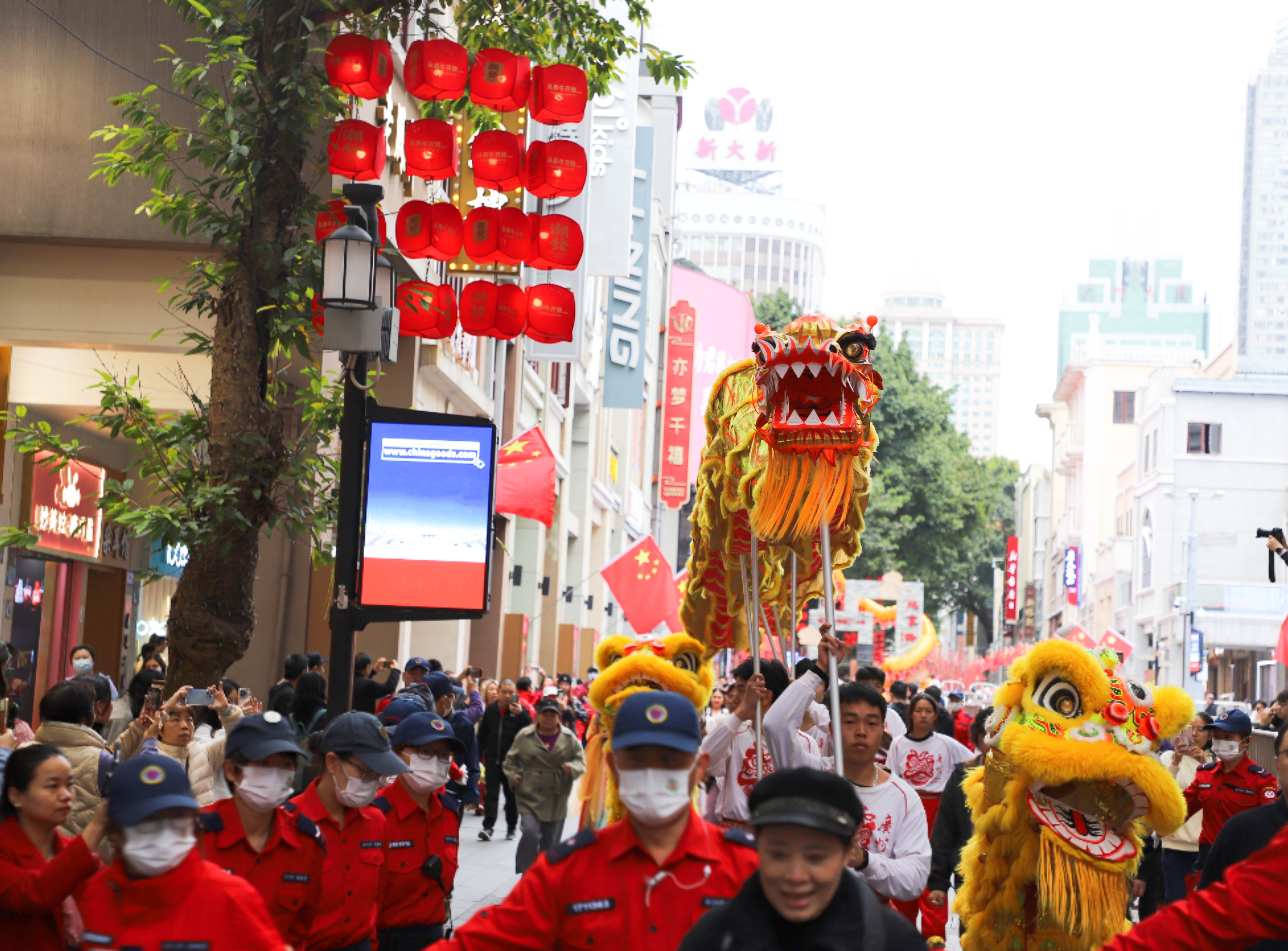 醒獅引領(lǐng)巡游。人民網(wǎng) 寧玉瑛攝