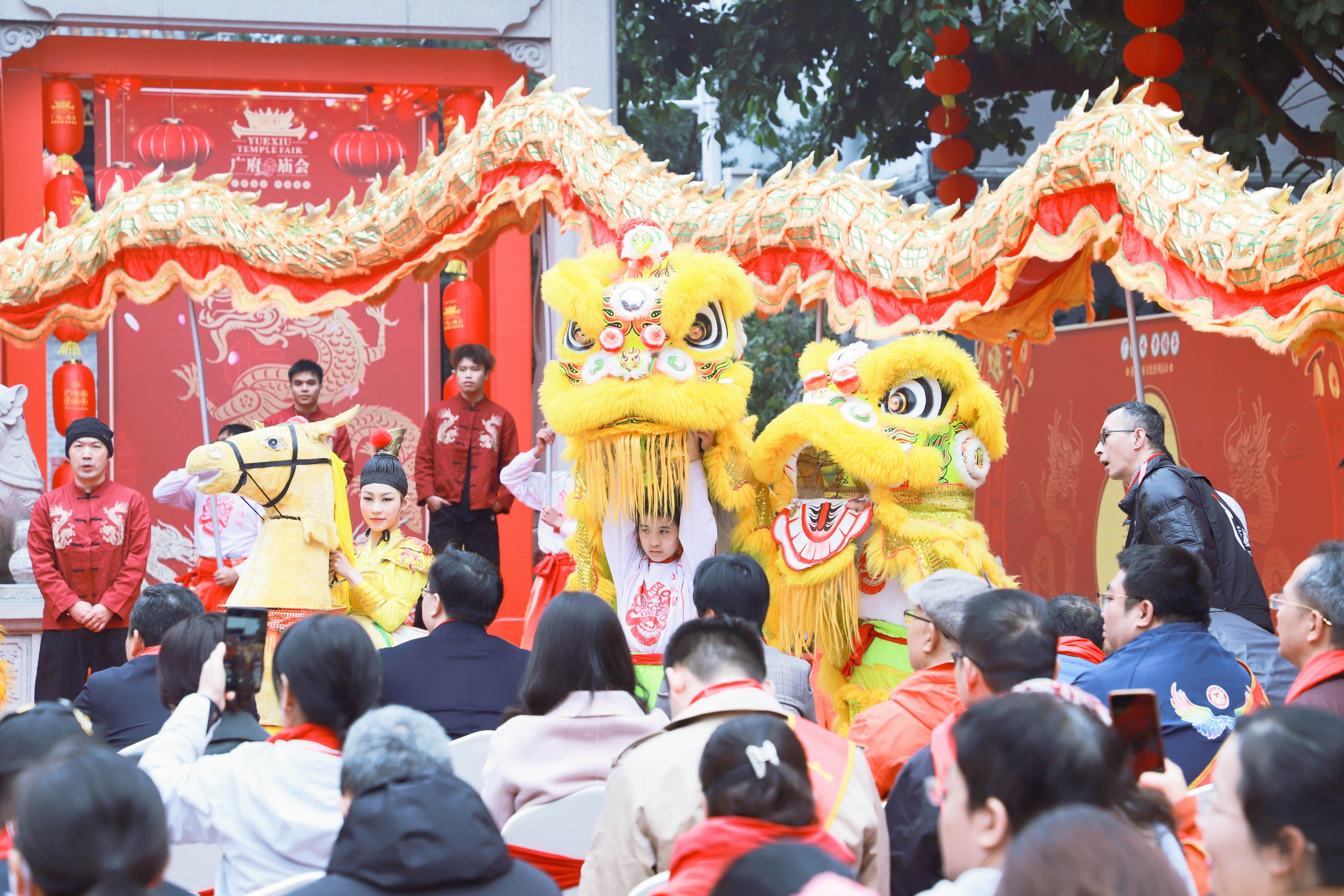 來自廣東肇慶的非遺舞蹈《五馬巡城》和南國醒獅共祝廣府幸福年。人民網(wǎng) 樸馨語攝