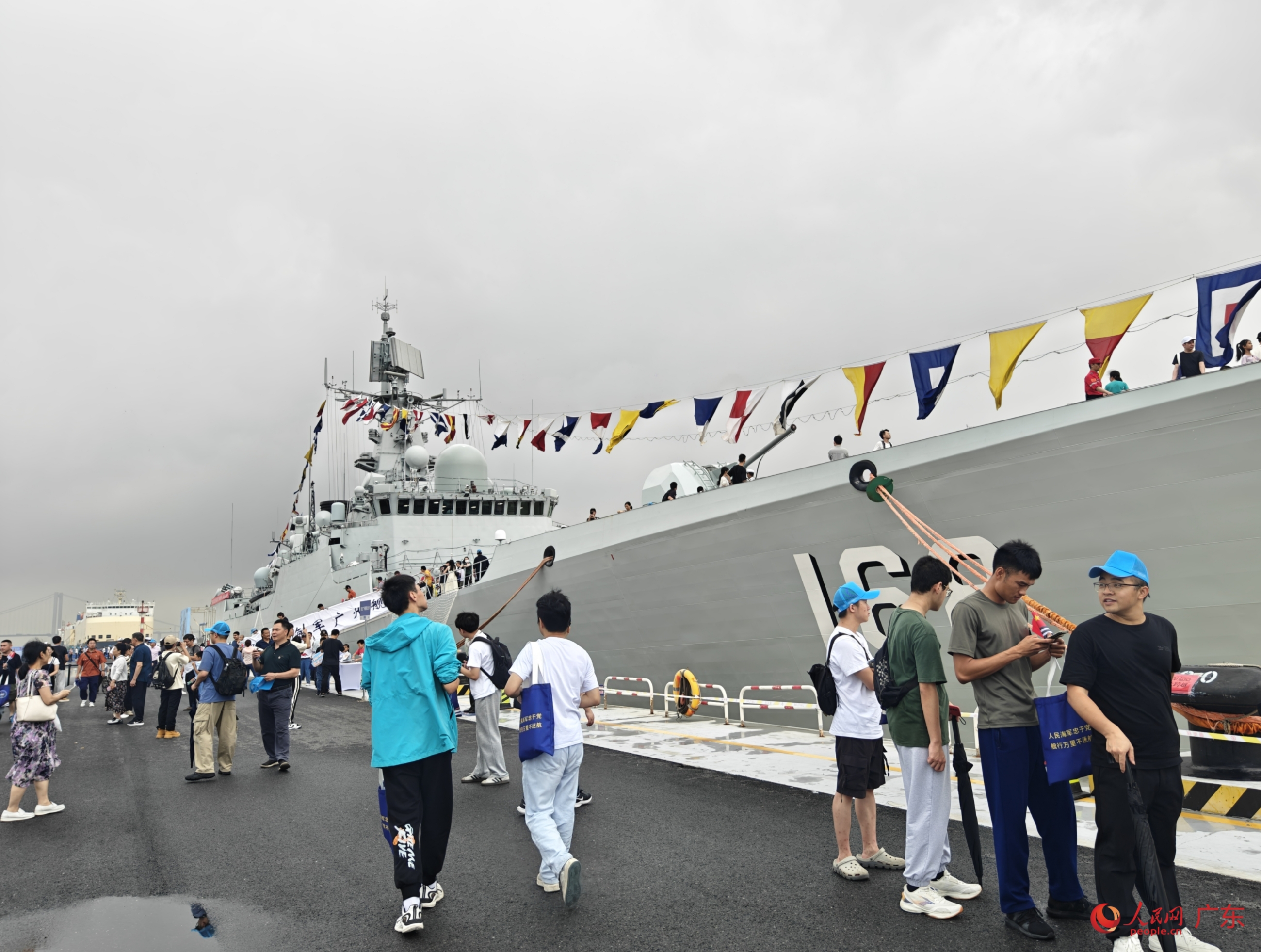 慶祝人民海軍成立75周年雙擁共建暨“廣州艦回家鄉(xiāng)”活動現(xiàn)場。人民網(wǎng) 王雅蝶攝