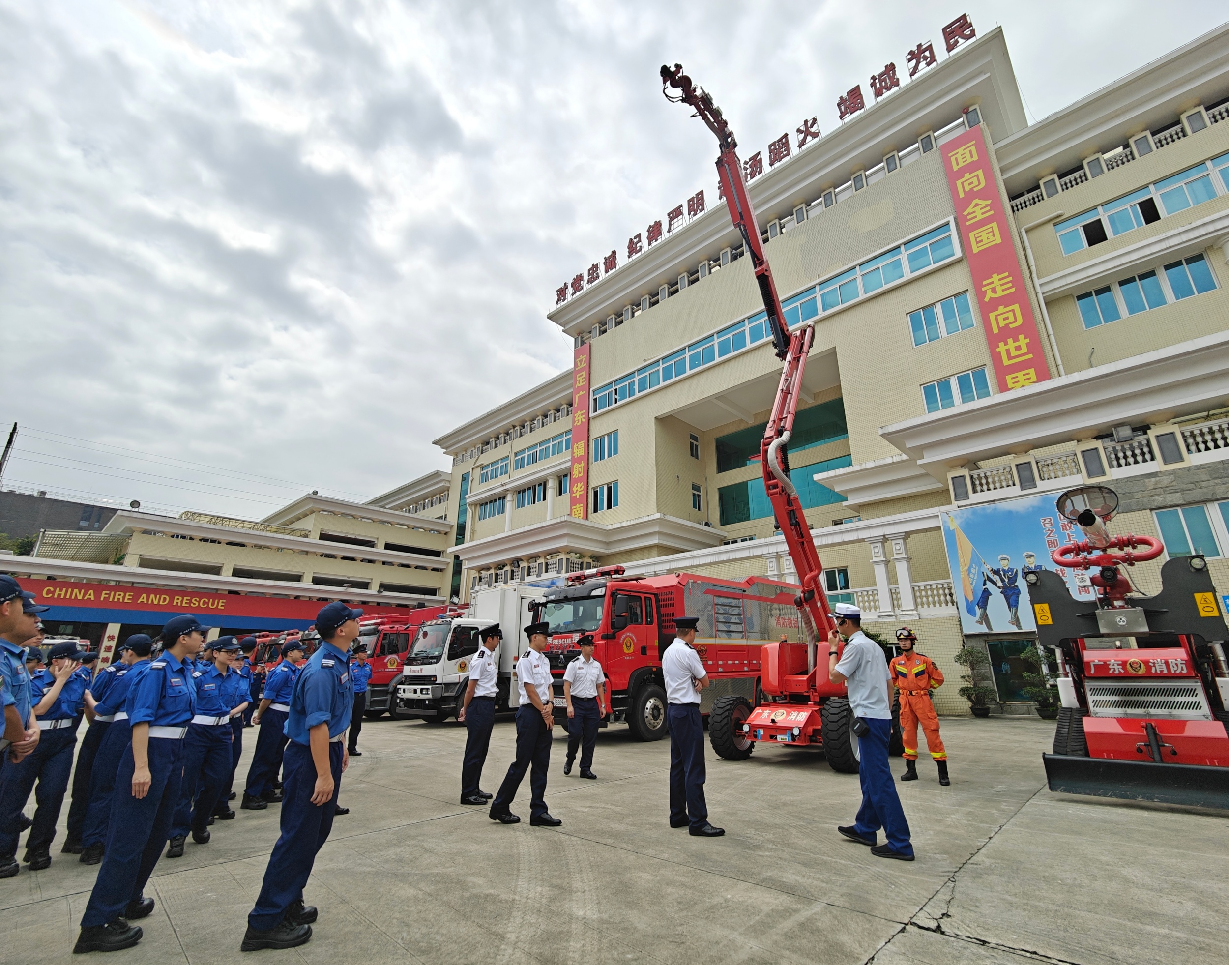 香港消防處消防及救護(hù)學(xué)院學(xué)員在中國(guó)救援廣東機(jī)動(dòng)專業(yè)支隊(duì)觀摩舉高噴射消防機(jī)器人。人民網(wǎng) 王雅蝶攝