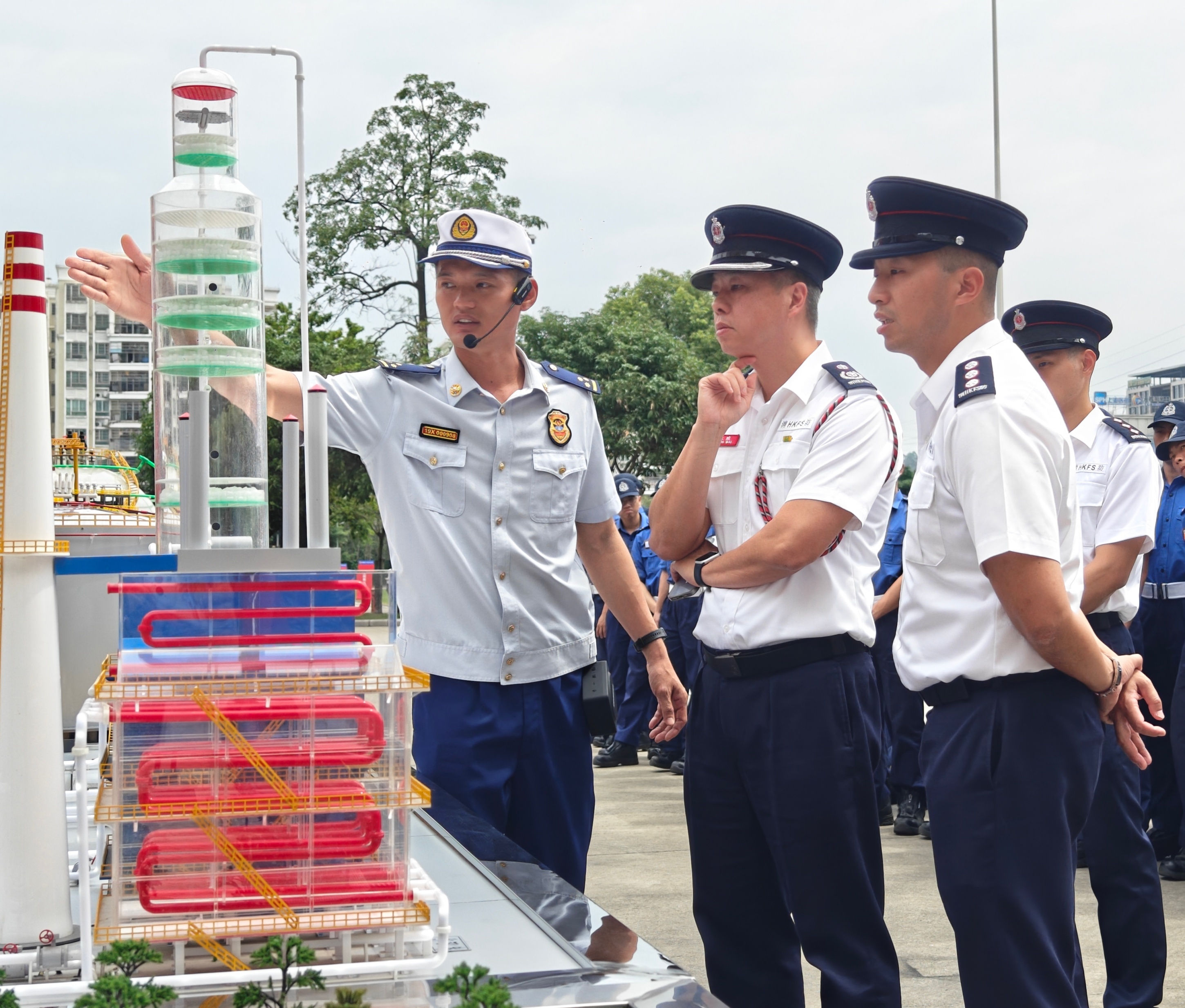 香港消防處消防及救護(hù)學(xué)院學(xué)員在中國救援廣東機(jī)動(dòng)專業(yè)支隊(duì)觀摩常減壓工藝模擬演示裝置。人民網(wǎng) 王雅蝶攝