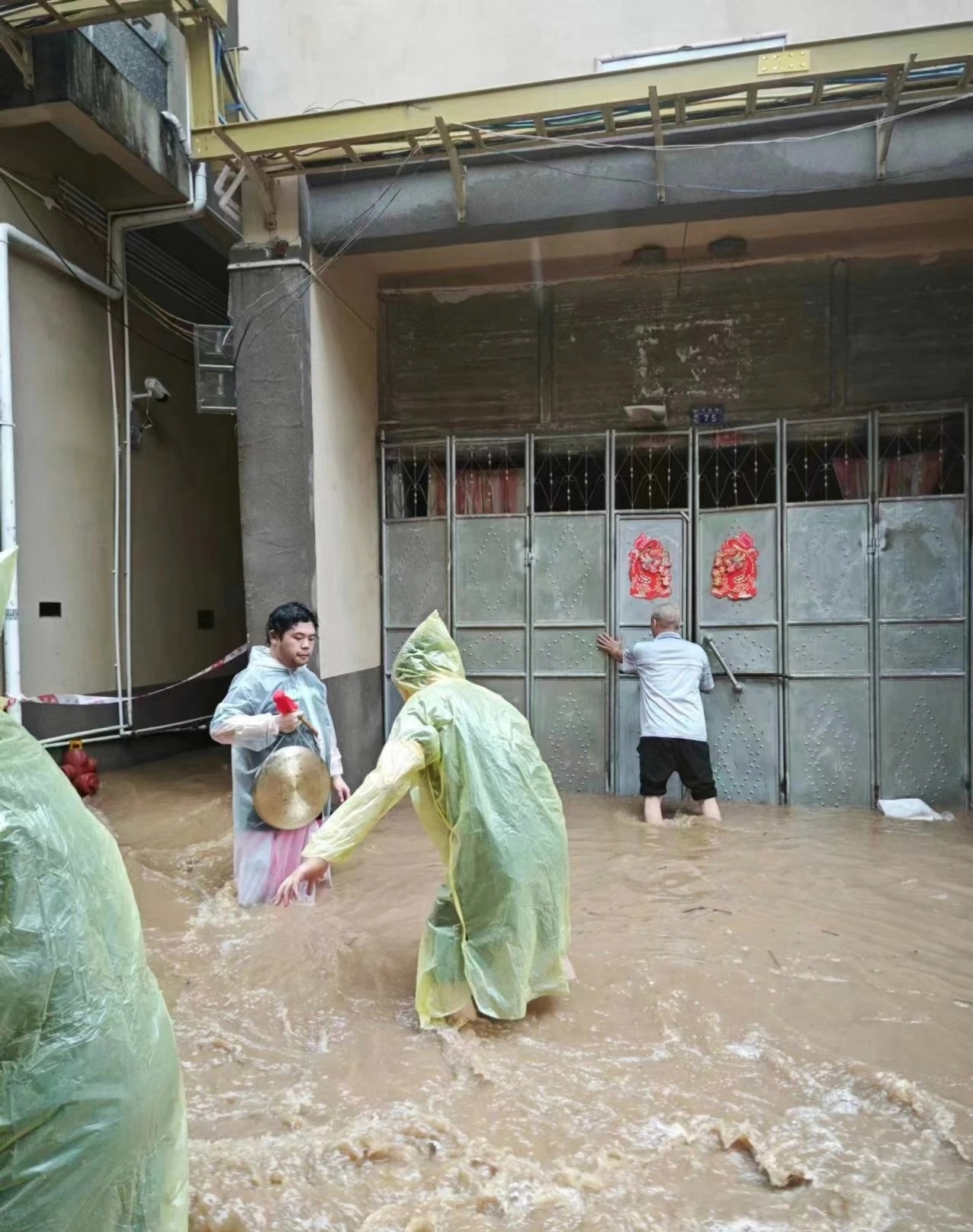 梅州市蕉嶺縣新鋪鎮(zhèn)，鎮(zhèn)村干部敲鑼提醒、轉(zhuǎn)移受困群眾。新鋪鎮(zhèn)供圖