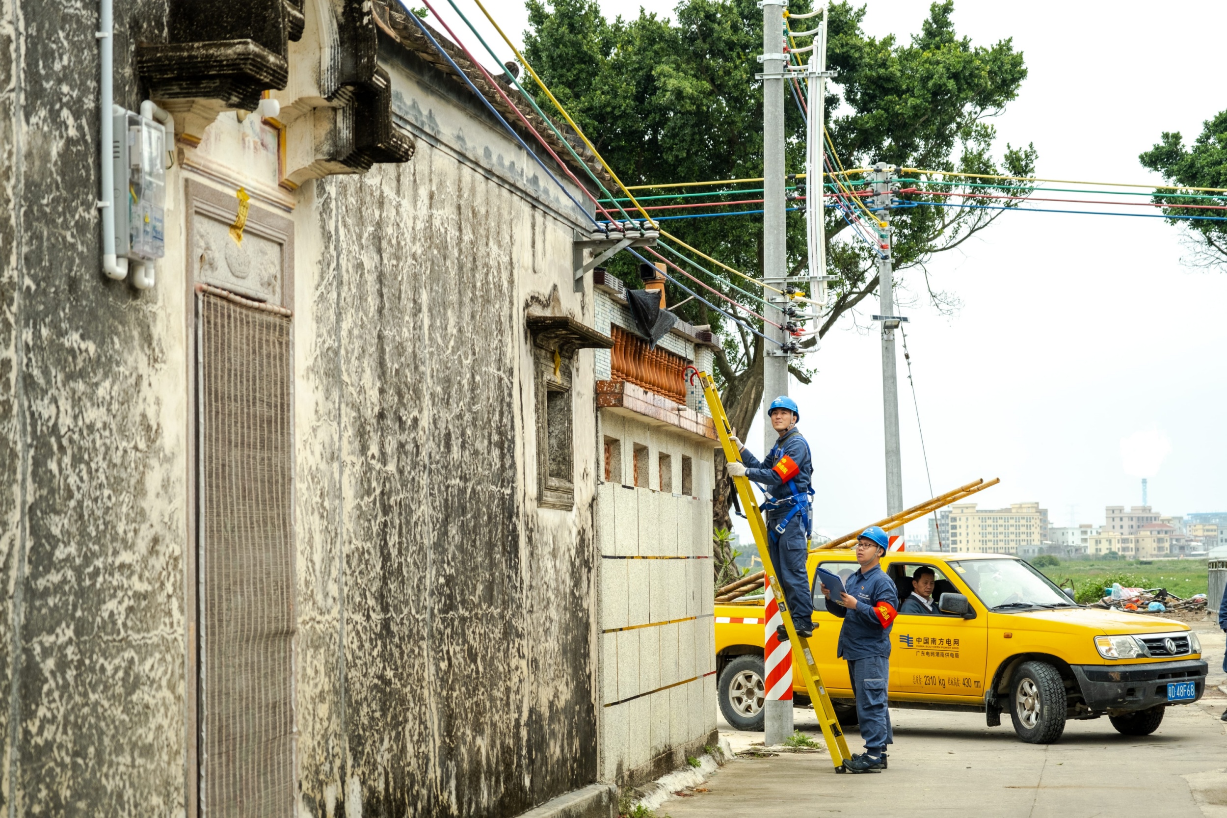 南方電網(wǎng)廣東汕頭潮南供電局工作人員在隴田鎮(zhèn)石坑村對(duì)完成整線（成片）改造的線路進(jìn)行檢查。黃斯奇攝