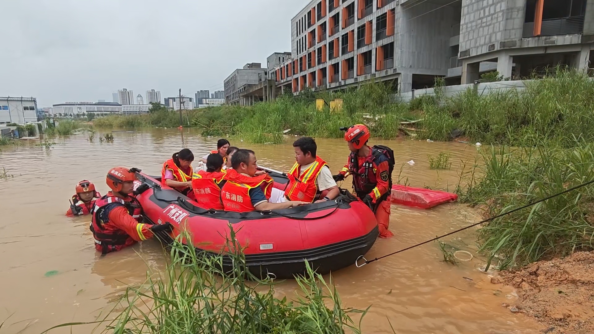 8月19日，強(qiáng)降雨致廣州一工地發(fā)生內(nèi)澇，消防救援人員轉(zhuǎn)移被困群眾。廣州市消防救援支隊(duì)供圖