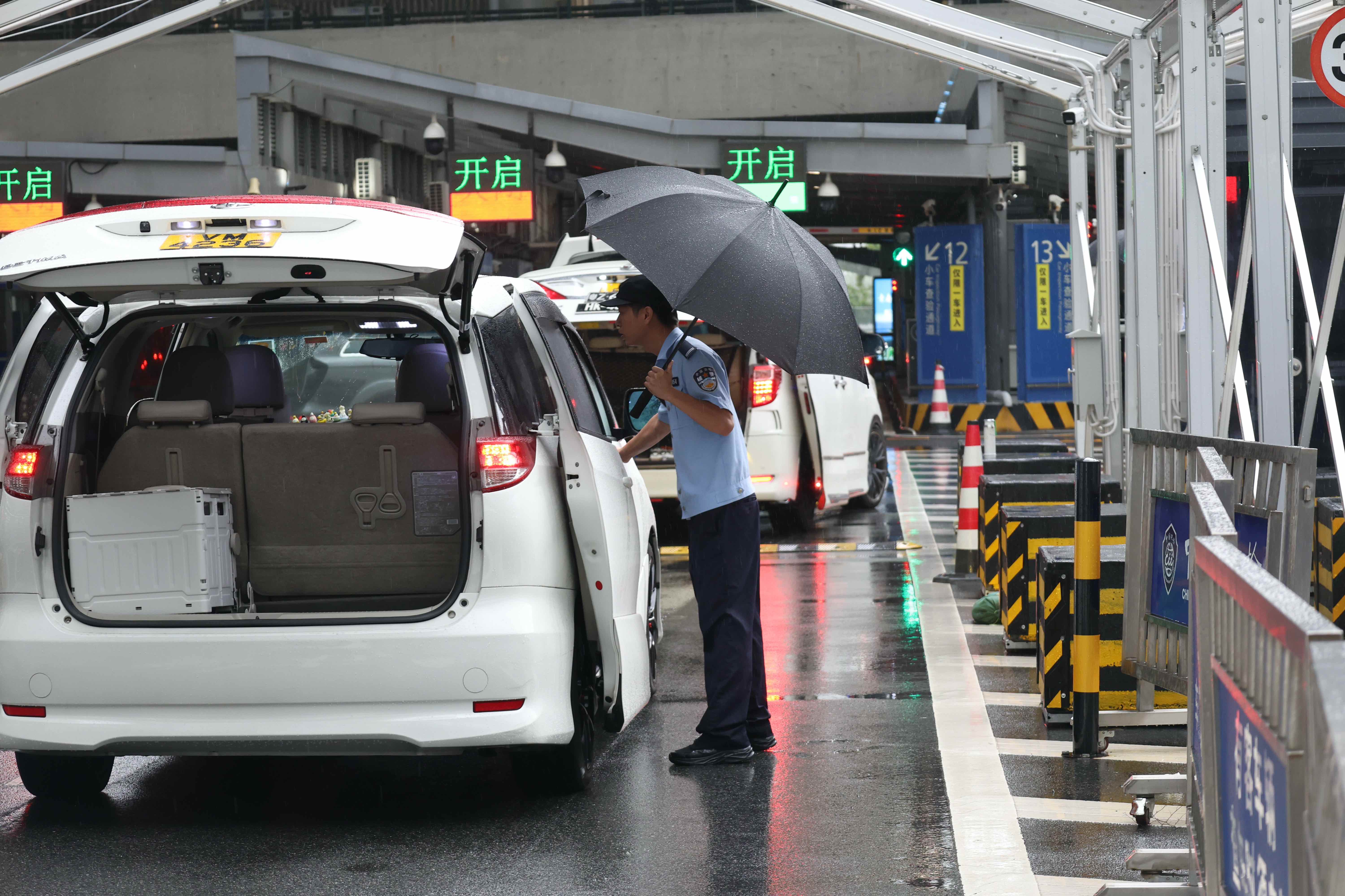 工作人員查驗(yàn)入境車(chē)輛。港珠澳大橋邊檢站供圖