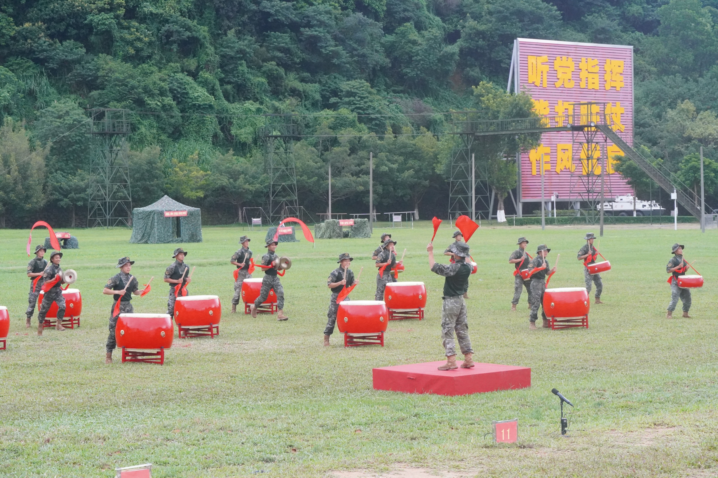 武警廣東總隊(duì)官兵在課目演示前帶來表演。人民網(wǎng) 王雅蝶攝