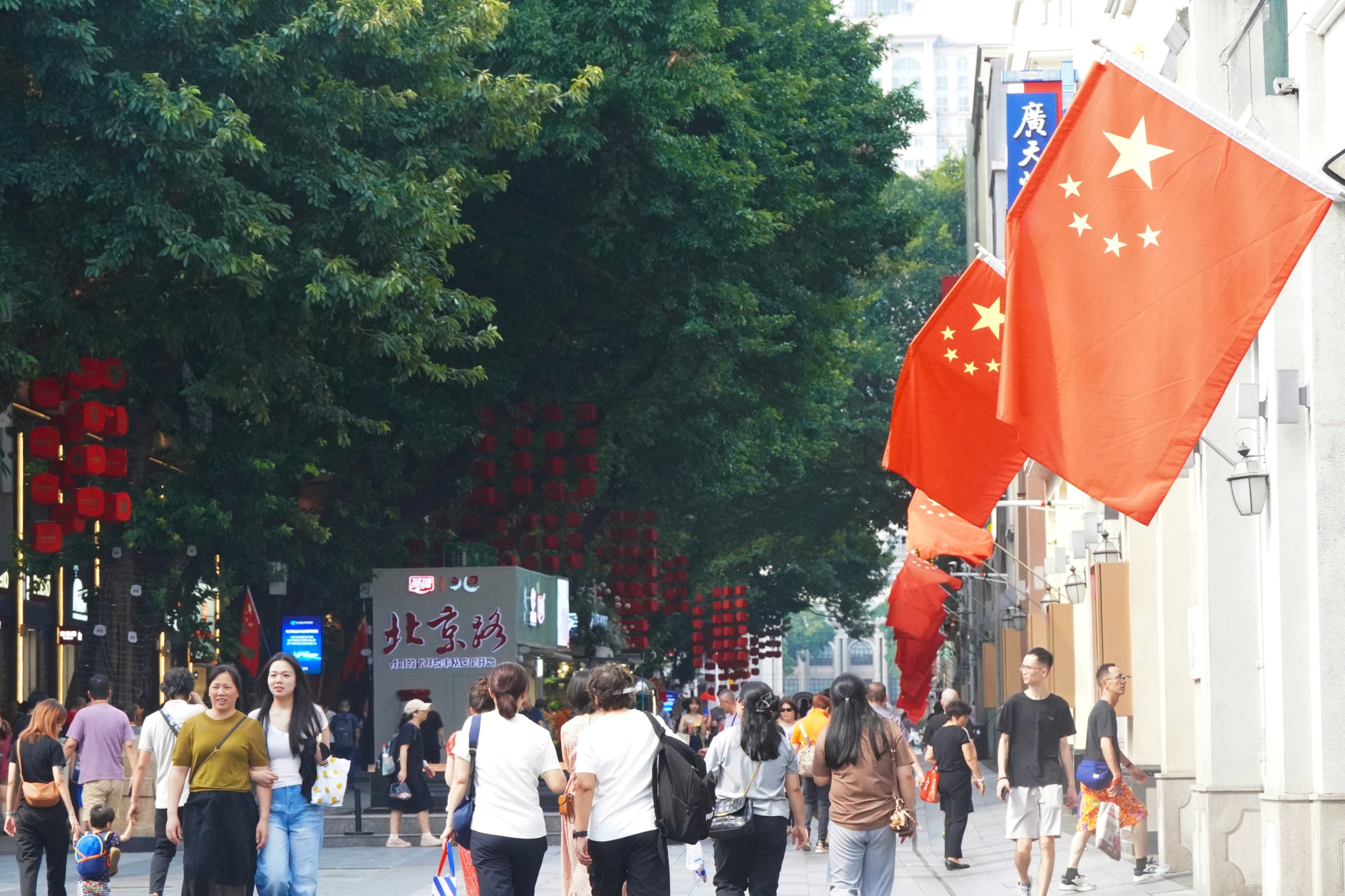 國(guó)慶將至，在廣州市越秀區(qū)北京路，一面面五星紅旗迎風(fēng)飄揚(yáng)，游人如織。人民網(wǎng) 王雅蝶攝